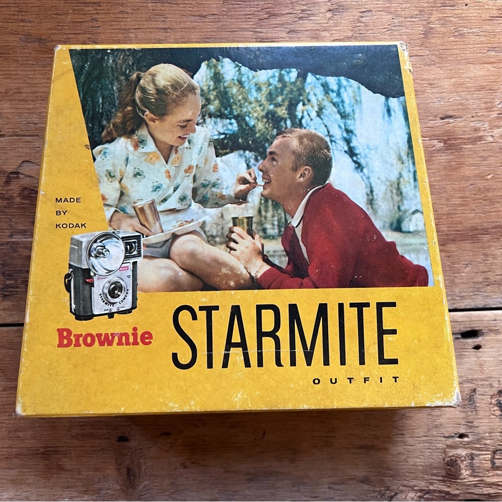 VINTAGE KODAK BROWNIE  STARMITE 127 FILM CAMERA
